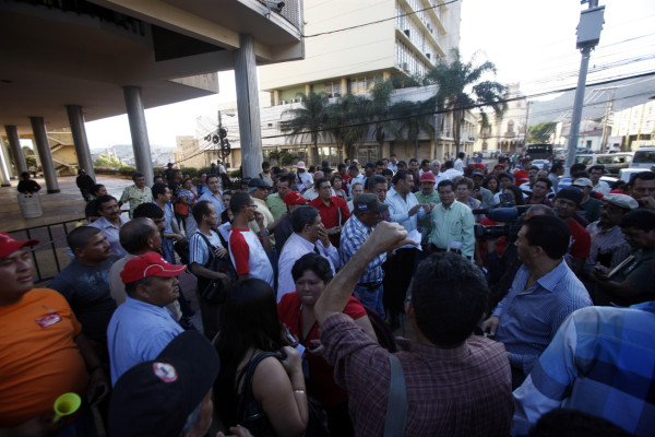Plantón en el Congreso por reformas al Inprema
