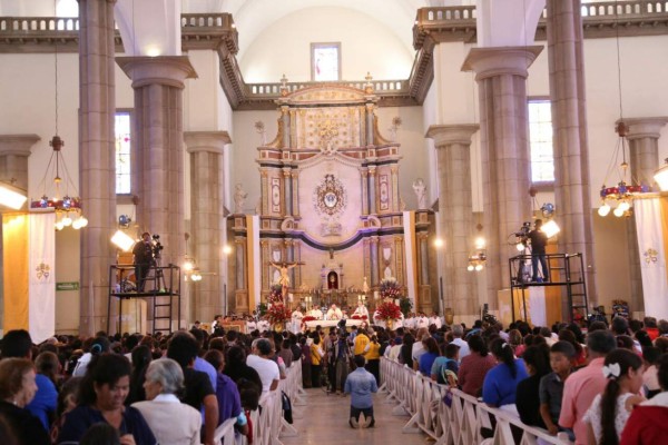 Católicos hondureños rinden honor en su cumpleaños a la Virgen de Suyapa