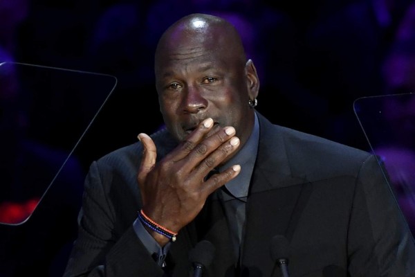 Michael Jordan rompió en llanto en memorial de Kobe Bryant: 'Me van a convertir en meme de nuevo'