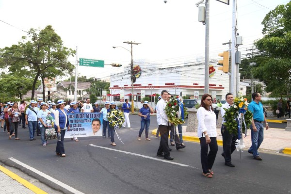 Con desfile de fuerzas vivas inician fiestas patrias