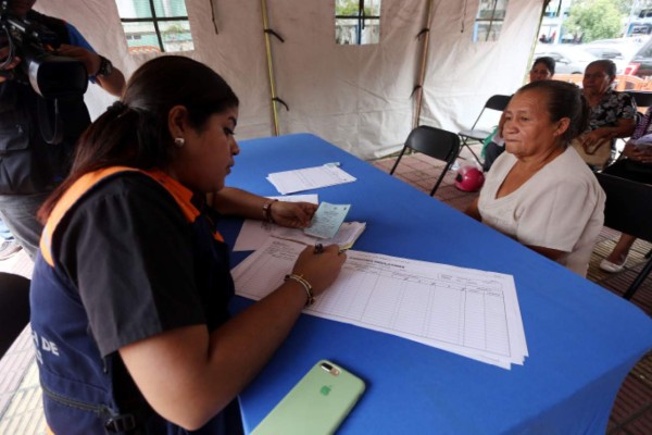 Más de 40 médicos brindan atención a pacientes en el parqueo del Rivas