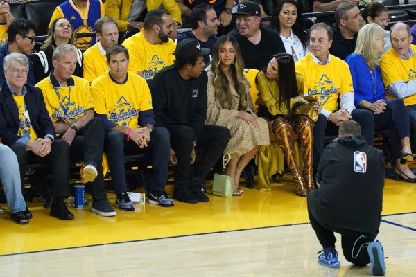 Video: Beyoncé empuja a una mujer por hablar con su esposo Jay Z