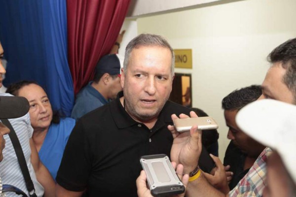 Ricardo Álvarez presenta a aspirantes a alcaldes