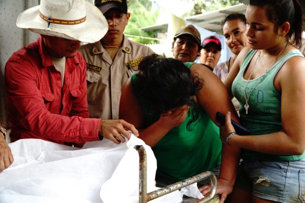 'Ay, mi bebé”, sollozaba madre de bebé fallecido en alud de Omoa