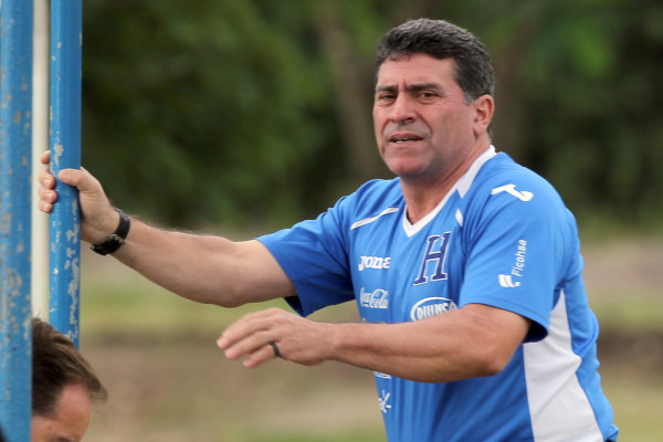 Suárez visitó escuela de fútbol