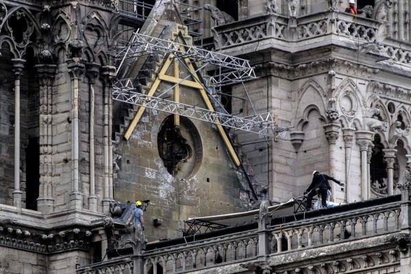 Hallan colillas de cigarro en andamios donde surgió el fuego de Notre Dame