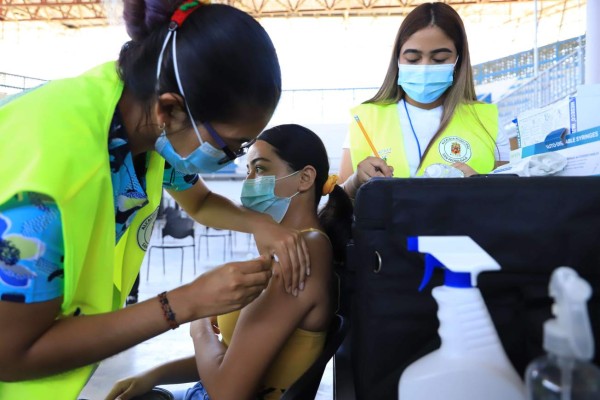 A más de 41,000 sampedranos esperan en el segundo vacunatón