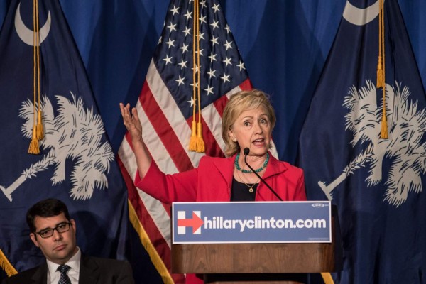 Republicanos exigen investigar a Clinton por polémicos emails