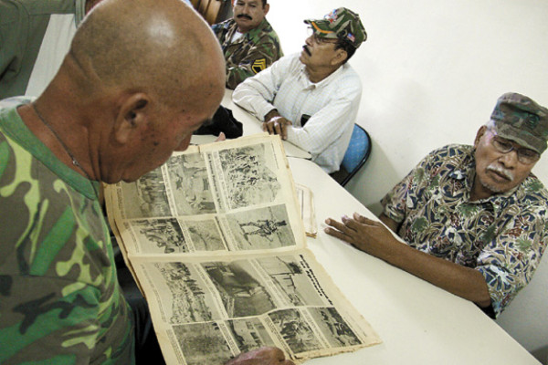 Los soldados no olvidan el conflicto 42 años después