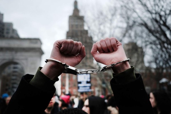 Trump arranca redadas contra los inmigrantes