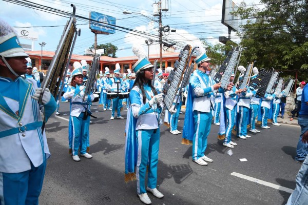Bandas ponen a bailar a sampedranos
