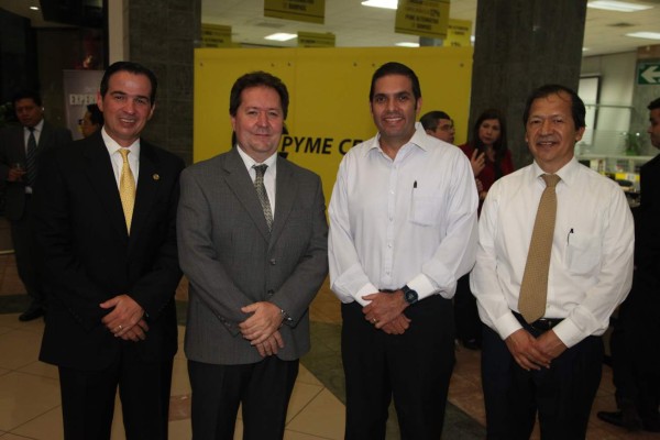 Banco del País premia a tres de sus colaboradores