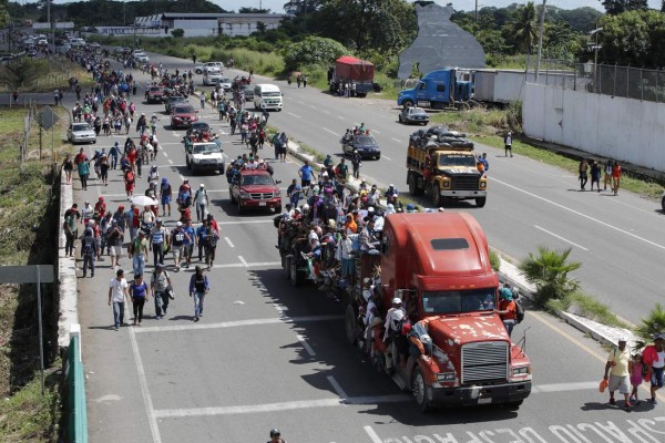 Trump recortará ayuda a Centroamérica; caravana sigue a EEUU