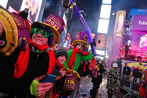 La icónica bola de cristal de Times Square da la bienvenida al 2017