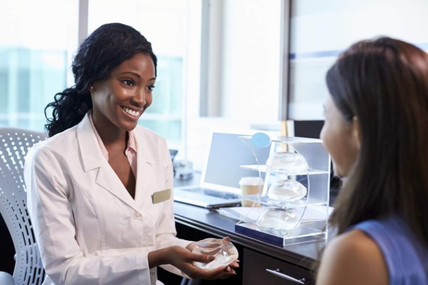 Reconstrucción de mamas ayuda a rehacer la vida de las pacientes