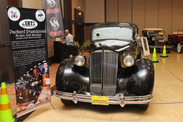 Limusina de expresidente Carías fue sensación en convención