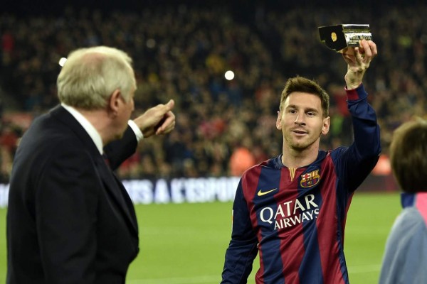 Messi recibe el trofeo de máximo goleador de la historia de la Liga
