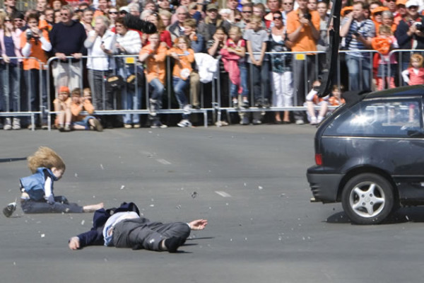Hombre mata a 5 personas al embestir desfile real