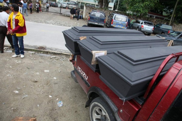 Familias piden castigo para homicidas de los cuatro jóvenes en Roatán