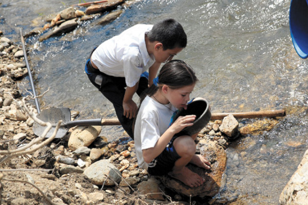 Escarban los ríos para hallar oro