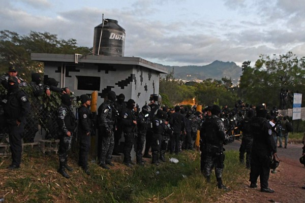 Ministro garantiza aumento, aguinaldo y bono a policías