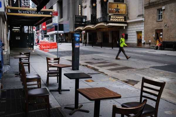 Nueva York pospone indefinidamente vuelta al interior de bares y restaurantes