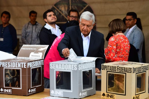 López Obrador vota y dice que mexicanos deciden entre 'lo mismo y el cambio'