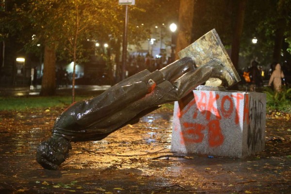 Trump tacha de 'animales' a manifestantes que tumban estatuas en Portland