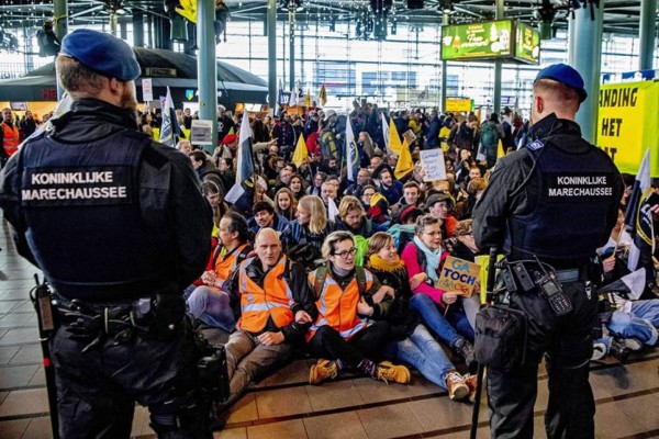 La Policía desaloja a cientos de activistas climáticos del aeropuerto de Ámsterdam