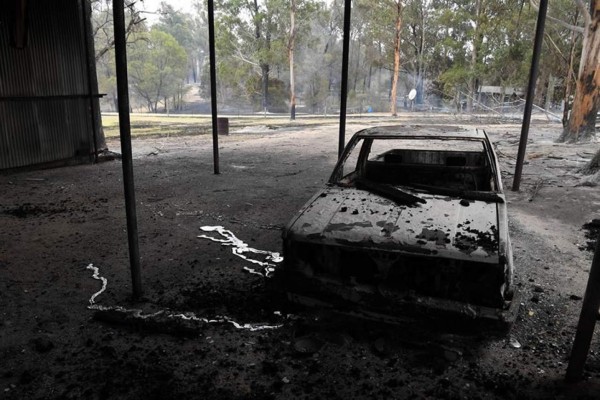 Dos muertos, cinco desaparecidos y miles de atrapados por incendios en Australia