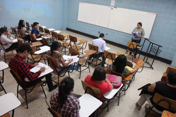 Hasta debajo de los árboles dan clases catedráticos de la Unah