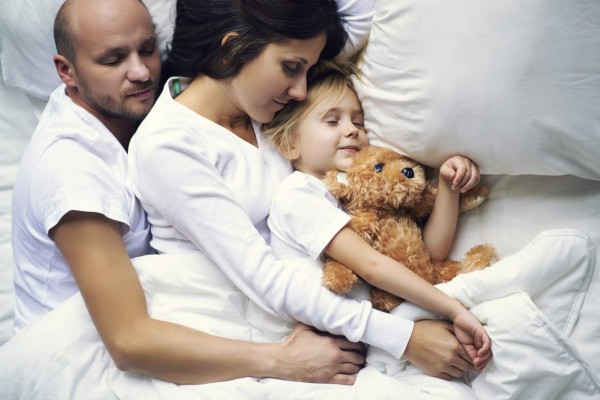 Niños deben dormir con sus padres hasta los cinco años