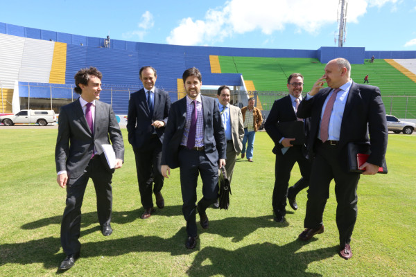 Delegaciones inspeccionan el estadio Nacional para toma de posesión de Juan Orlando