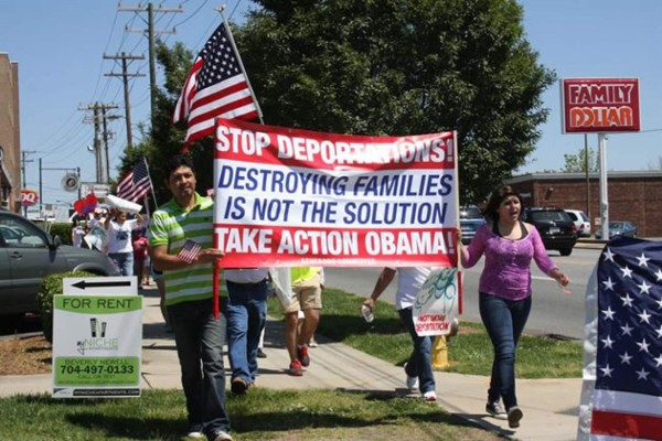Centenares de inmigrantes piden a Obama que paralice las deportaciones