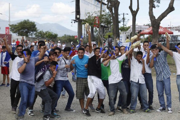 Afición comienza a llegar al estadio Olímpico