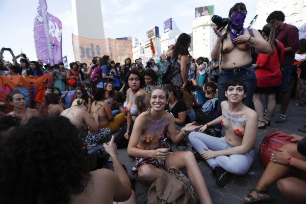 BAS12. BUENOS AIRES (ARGENTINA), 07/02/2017.- Mujeres participan de un 'tetazo', una protesta contra la prohibición de hacer 'topless', hoy, martes 7 de febrero de 2017, en el Obelisco de Buenos Aires (Argentina). La manifestación fue generada por un amplio operativo policial contra tres mujeres que hicieron 'topless' en una playa argentina hace diez diaz. EFE/David Fernández