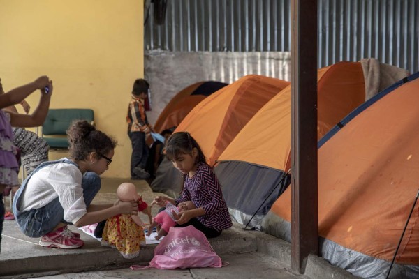 'Si regreso me matan”, dice hondureña que espera asilo