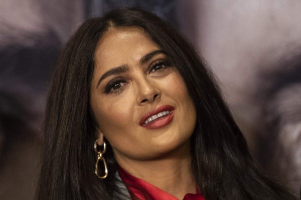 Salma Hayek calla los problemas de México por amor