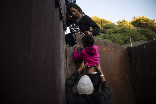 Refugiados en la caravana de centroamericanos deben ser protegidos, dice Bachelet