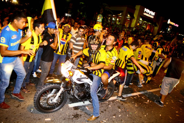 Aficionados del Real España celebran el título en las calles