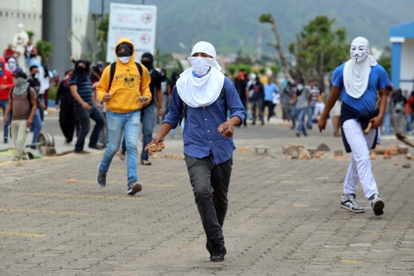 Violento 'día de capuchas” alarga conflicto en la Unah