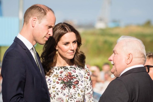 Duques de Cambridge 'conmovidos' en visita a excampo de concentración en Polonia