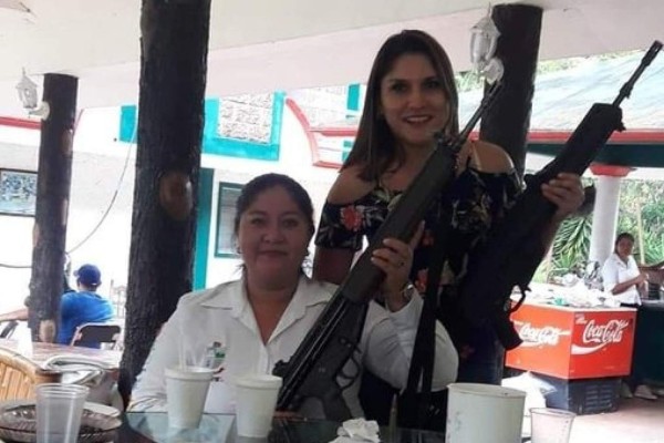 Polémica por funcionarias mexicanas que presume fusiles y chaleco antibalas