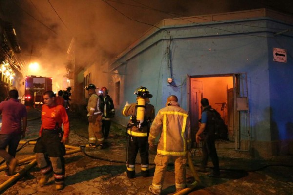 Voraz incendio consume tienda de ropa usada en Santa Rosa de Copán