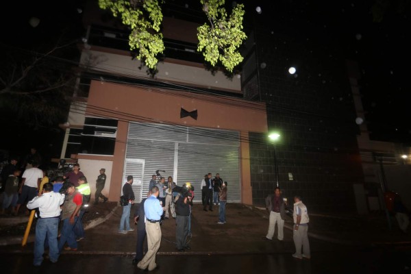 Hasta altas horas de la noche del miércoles se registró movimiento en la sede de Medicina Forense de Tegucigalpa, a la espera de los resultados de la autopsia de la Miss Honduras Mundo, María José Alvarado, y su hermana Sofía Trinidad.