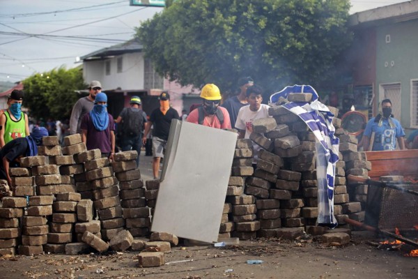 Con piedras, bombas y hondas, Masaya resiste la represión de Ortega