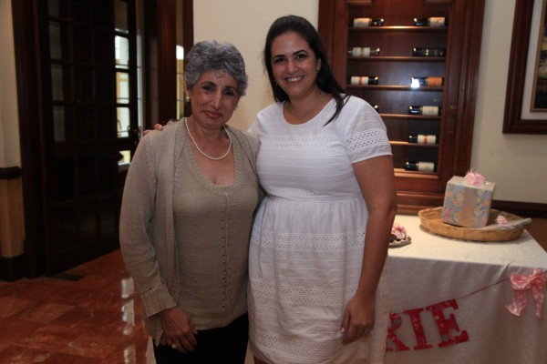 Fiesta maternal para Valerie Valenzuela de Andonie