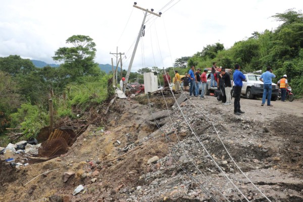 Falla geológica destruye tramo carretero hacia Ocotepeque