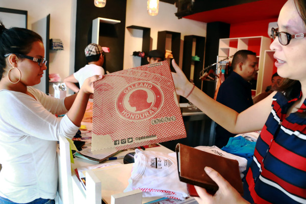 Galeano: Moda, civismo y solidaridad por Honduras