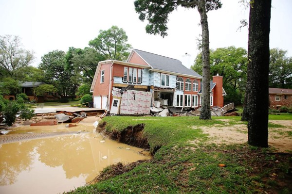 Un muerto y carreteras cortadas por fuertes lluvias en Florida, EUA